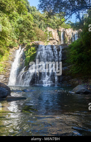 Nauyaca Wasserfällen mit einer tiefen Schwimmen Loch und großen Felsen im Südpazifik von Costa Rica, einem beliebten Wanderziel. Stockfoto