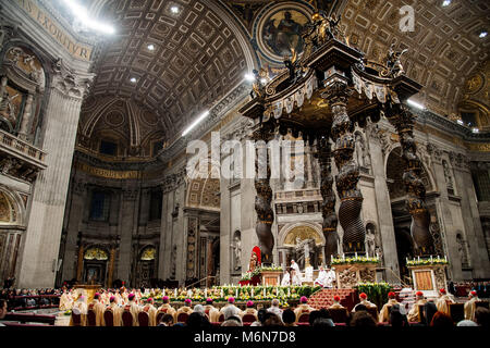 Papst Franziskus feiert Messe am Fest der Darstellung des Herrn und XXII Tag des geweihten Lebens in der Basilika von St. Peter Wo: Vatikanstadt, Italien Wann: 02 Feb 2018 Bild: IPA/WENN.com ** Nur für die Veröffentlichung in Großbritannien, den USA, Deutschland, Österreich, Schweiz ** verfügbar Stockfoto