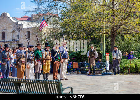 SAN ANTONIO, Texas - März 2, 2018 - die Menschen in der Nachstellung der Schlacht von Alamo teilnehmen Stockfoto