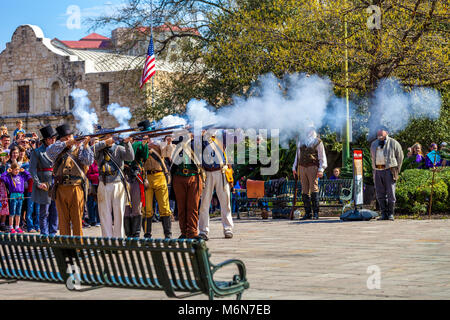 SAN ANTONIO, Texas - März 2, 2018 - die Menschen in der Nachstellung der Schlacht von Alamo teilnehmen Stockfoto