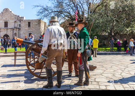 SAN ANTONIO, Texas - März 2, 2018 - Männer verkleidet als Soldaten aus dem 19. Jahrhundert in der Nachstellung der Schlacht von Alamo, die teilnehmen Stockfoto