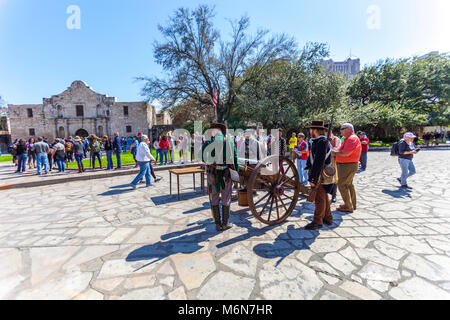 SAN ANTONIO, Texas - März 2, 2018 - Menschen versammelt, in der 182 Gedenken an die Belagerung und der Schlacht von Alamo, die teilnehmen Stockfoto