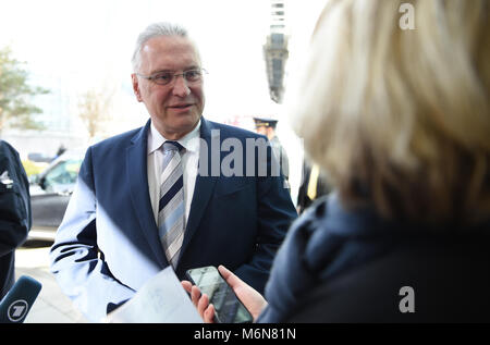 05 März 2018, Deutschland, München: Joachim Herrmann, Innenminister Bayerns, kommt an einer Vorstandssitzung mit anderen Führern der Christlich Sozialen Union (CSU). Seine Partei ist mit ihren drei Minister kündigt für die kommende große Koalition beauftragt. Foto: Andreas Gebert/dpa Stockfoto