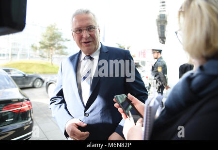 05 März 2018, Deutschland, München: Joachim Herrmann, Innenminister Bayerns, kommt an einer Vorstandssitzung mit anderen Führern der Christlich Sozialen Union (CSU). Seine Partei ist mit ihren drei Minister kündigt für die kommende große Koalition beauftragt. Foto: Andreas Gebert/dpa Stockfoto