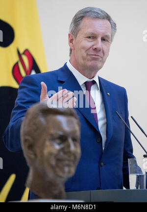 22. Februar 2018, Deutschland, Berlin: der ehemalige Bundespräsident Christian Wulff spricht bei der Präsentation seiner Büste in das Büro. Die Büste wurde von einem Berliner Bildhauer erstellt. Foto: Kay Nietfeld/dpa Stockfoto