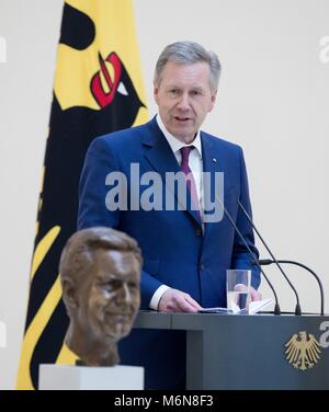 22. Februar 2018, Deutschland, Berlin: der ehemalige Bundespräsident Christian Wulff spricht bei der Präsentation seiner Büste in das Büro. Die Büste wurde von einem Berliner Bildhauer erstellt. Foto: Kay Nietfeld/dpa Stockfoto