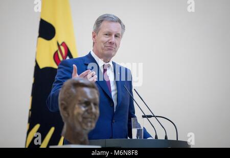 22. Februar 2018, Deutschland, Berlin: der ehemalige Bundespräsident Christian Wulff spricht bei der Präsentation seiner Büste in das Büro. Die Büste wurde von einem Berliner Bildhauer erstellt. Foto: Kay Nietfeld/dpa Stockfoto