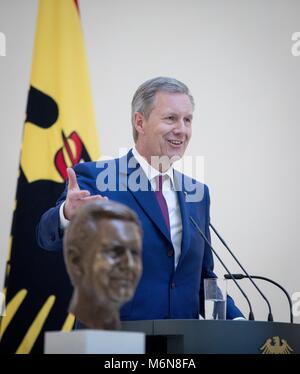 22. Februar 2018, Deutschland, Berlin: der ehemalige Bundespräsident Christian Wulff spricht bei der Präsentation seiner Büste in das Büro. Die Büste wurde von einem Berliner Bildhauer erstellt. Foto: Kay Nietfeld/dpa Stockfoto