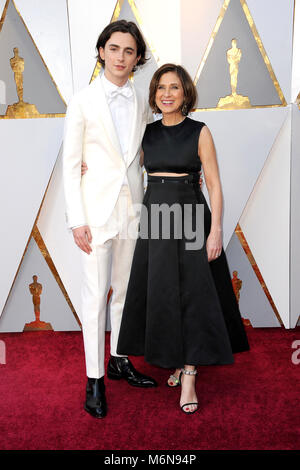 Hollywood, USA. 04 Mär, 2018. Timothee Chalamet und seine Mutter Nicole Flender die Teilnahme an der 90. jährlichen Academy Awards in Hollywood & Highland Center am 4. März 2018 in Hollywood, Kalifornien. Credit: Geisler-Fotopress/Alamy leben Nachrichten Stockfoto
