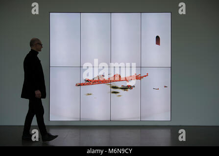 Serpentine Gallery, London, Großbritannien. Vom 5. März 2018. Fühlenden Kunstwerk namens BOB (Beutel mit Überzeugungen) durch amerikanische Künstler Ian Cheng Teil seiner ersten Einzelausstellung und Umgestaltung der Serpentine Gallery in einen Raum nicht anders als ein Tierheim für neue Formen des 21. Jahrhunderts leben. Credit: Malcolm Park/Alamy Leben Nachrichten. Stockfoto