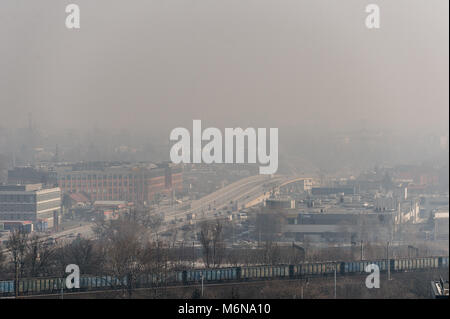 März 5, 2018 - Krakau, Polen - EIN smog Cloud über Krakau Krakau Stadtzentrum gesehen. Die Luftverschmutzung 3 Heute ist mal über dem Niveau von Luftqualitätsnormen für die Europäische Union.. Die Stadt Krakau ist die zweitgrößte Stadt in Polen, hat eine Einwohnerzahl von über 760.000 im Jahr 2017. (Bild: © OMarques 05032018 11.jpg/SOPA Bilder über ZUMA Draht) Stockfoto