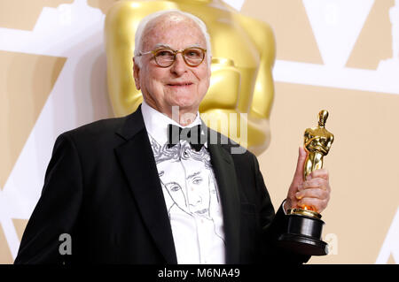 James Ivory, Award für das "Beste Drehbuch" angepasst, stellt in der Presse Zimmer auf der 90. jährlichen Academy Awards in Hollywood & Highland Center am 4. März in Hollywood, Kalifornien 2018. Stockfoto