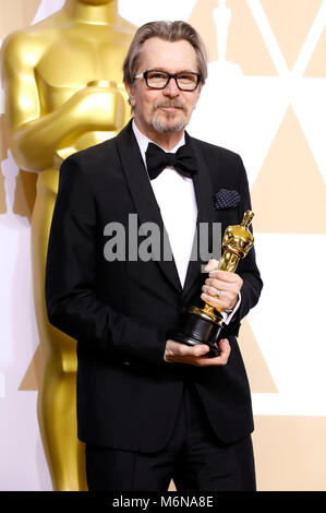 Gary Oldman, Award Gewinner für den besten Darsteller in einer Hauptrolle", stellt in der Presse Zimmer auf der 90. jährlichen Academy Awards in Hollywood & Highland Center am 4. März in Hollywood, Kalifornien 2018. Stockfoto