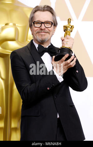 Gary Oldman, Award Gewinner für den besten Darsteller in einer Hauptrolle", stellt in der Presse Zimmer auf der 90. jährlichen Academy Awards in Hollywood & Highland Center am 4. März in Hollywood, Kalifornien 2018. Stockfoto