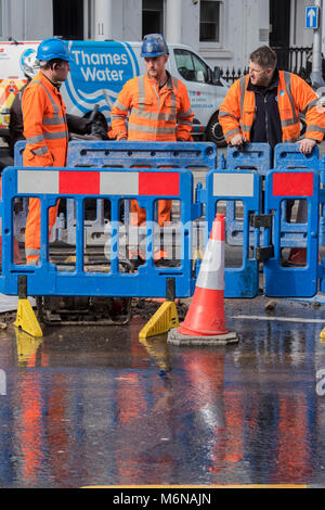 London, Großbritannien. 5. März, 2018. Thames Water Ingenieure überlegen, wie eine der vielen Lecks, die seit dem Ende des Zaubers der Frostperiode aufgetreten sind, zu reparieren. In diesem Fall in South Kensington. Credit: Guy Bell/Alamy leben Nachrichten Stockfoto