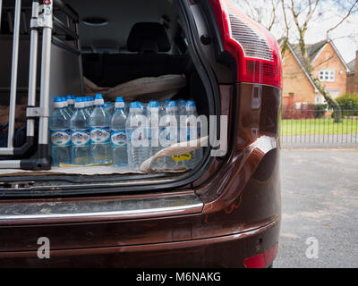 Ashbourne, Großbritannien. 5. März, 2018. UK Wetter; Menschen in Ashbourne Vorrat Mineralwasser von Aldi, da die Supermärkte aus Mineralwasser aufgrund einer Burst mans am Severn Trent Water supply. Quelle: Doug Blane/Alamy leben Nachrichten Stockfoto