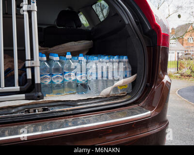 Ashbourne, Großbritannien. 5. März, 2018. UK Wetter; Menschen in Ashbourne Vorrat Mineralwasser von Aldi, da die Supermärkte aus Mineralwasser aufgrund einer Burst mans am Severn Trent Water supply. Quelle: Doug Blane/Alamy leben Nachrichten Stockfoto