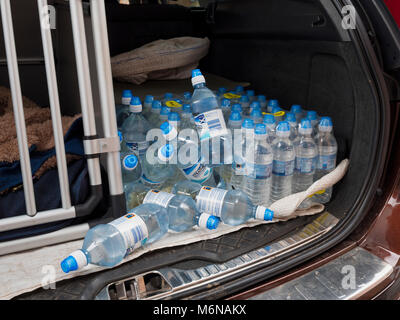 Ashbourne, Großbritannien. 5. März, 2018. UK Wetter; Menschen in Ashbourne Vorrat Mineralwasser von Aldi, da die Supermärkte aus Mineralwasser aufgrund einer Burst mans am Severn Trent Water supply. Quelle: Doug Blane/Alamy leben Nachrichten Stockfoto