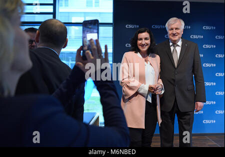 05 März 2018, Deutschland, München: Horst Seehofer, Vorsitzender der Christlich Sozialen Union (CSU) und der scheidende Ministerpräsident von Bayern, stellt für Bilder mit neuen digitalen Minister seiner Partei, Dorothee Bär. Foto: Andreas Gebert/dpa Stockfoto