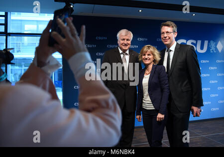 05 März 2018, Deutschland, München: Dorothee Bär (L-R), digitale Minister, nimmt Bilder von Horst Seehofer, Ministerpräsident von Bayern und zukünftige Innenminister, Daniela Ludwig, Zukunft stellvertretender Generalsekretär und Markus Blume, zukünftiger Generalsekretär der CSU. Foto: Andreas Gebert/dpa Stockfoto