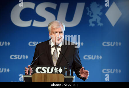 05 März 2018, Deutschland, München: Horst Seehofer, Vorsitzender der Christlich Sozialen Union (CSU) und der scheidende Ministerpräsident von Bayern, spricht bei einer Pressekonferenz nach der Vorstandssitzung seiner Partei. Foto: Andreas Gebert/dpa Stockfoto