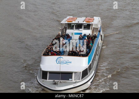 London, UK, 5. März 2018, Leute sitzen auf dem offenen Deck eines Flusses Bootsfahrt auf der Themse und das Wetter genießen, wird es wärmer und fühlt sich eher frühlingshaften in London, nach einem verschneiten Paar von Wochen. © Keith Larby/Alamy leben Nachrichten Stockfoto