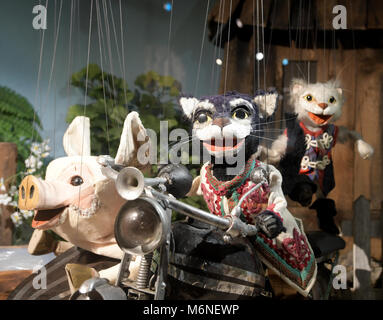 21. Februar 2018, Deutschland, Augsburg: Die Marionetten "Paschik" (L-R), "Kater Mikesch" und "aunzerle' im Museum der Marionette der "Augsburger Puppenkiste" Theater. Die "puppenkiste" ist einer der bekanntesten deutschen Marionette Theater und feiert seinen 70. Geburtstag. Foto: Stefan Puchner/dpa Stockfoto