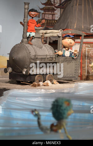 21. Februar 2018, Deutschland, Augsburg: Die Marionetten "Jim Knopf" (L) und Lukas der Lokomotivfuehrer" (Lit. Luks der Lokführer) stehen neben einem Meer mit Lokomotive "Emma" am Museum der Marionette der "Augsburger Puppenkiste" Theater. Die "puppenkiste" ist einer der bekanntesten deutschen Marionette Theater und feiert seinen 70. Geburtstag. Foto: Stefan Puchner/dpa Stockfoto