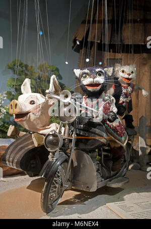 21. Februar 2018, Deutschland, Augsburg: Die Marionetten "Paschik" (L-R), "Kater Mikesch" und "aunzerle' im Museum der Marionette der "Augsburger Puppenkiste" Theater. Die "puppenkiste" ist einer der bekanntesten deutschen Marionette Theater und feiert seinen 70. Geburtstag. Foto: Stefan Puchner/dpa Stockfoto