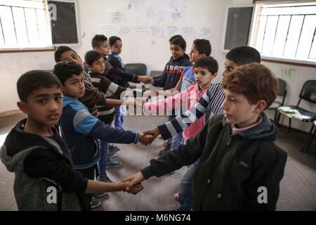 In Gaza. 4 Mär, 2018. Palästinensische Kinder eine psychologische release Session an einer Familie im Flüchtlingslager Nuseirat, zentralen Gazastreifen, am 4. März 2018. Die Sitzung war hier gehalten, Kindern zu helfen, die langfristigen Auswirkungen der erleben Gewalt und das Aufwachsen in einem Kriegsgebiet zu lindern. Credit: Wissam Nassar/Xinhua/Alamy leben Nachrichten Stockfoto