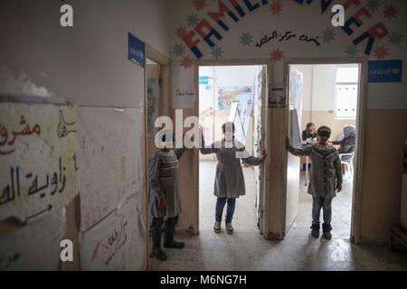 In Gaza. 4 Mär, 2018. Palästinensische Kinder eine psychologische release Session an einer Familie im Flüchtlingslager Nuseirat, zentralen Gazastreifen, am 4. März 2018. Die Sitzung war hier gehalten, Kindern zu helfen, die langfristigen Auswirkungen der erleben Gewalt und das Aufwachsen in einem Kriegsgebiet zu lindern. Credit: Wissam Nassar/Xinhua/Alamy leben Nachrichten Stockfoto