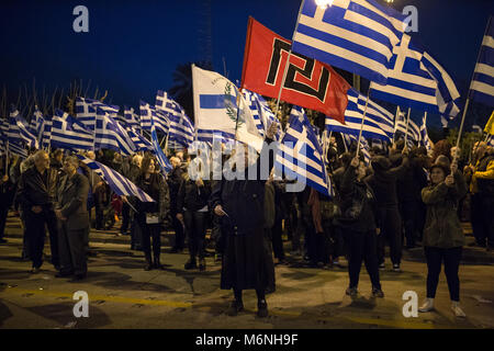 Athen, Griechenland. 05. März 2018: Anhänger der Griechischen rechtsextremen Partei 'Golden Dawn' Protest mit griechischen Fahnen und Flaggen ihrer Partei (rot-schwarz) gegen die türkische Politik. Unter anderen, sie protestieren gegen die Festnahme von zwei griechischen Soldaten, die die Grenze mit der Türkei am 1. März gekreuzt und erklärten, dass sie verloren gegangen sind. Ein türkisches Gericht setzte sie in Untersuchungshaft wegen des Verdachts auf versuchten, militärische Spionage am 2. März. Foto: Sokrates Baltagiannis/dpa Quelle: dpa Picture alliance/Alamy leben Nachrichten Stockfoto