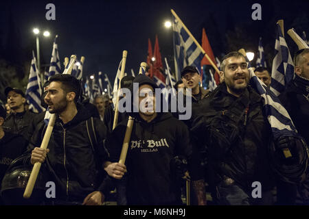 Athen, Griechenland. 05. März 2018: Anhänger der Griechischen rechtsextremen Partei 'Golden Dawn' Protest gegen die türkische Politik mit griechischen Fahnen beim Marschieren der türkischen Botschaft. Unter anderen, sie protestieren gegen die Festnahme von zwei griechischen Soldaten, die die Grenze mit der Türkei am 1. März gekreuzt und erklärten, dass sie verloren gegangen sind. Ein türkisches Gericht setzte sie in Untersuchungshaft wegen des Verdachts auf versuchten, militärische Spionage am 2. März. Foto: Sokrates Baltagiannis/dpa Quelle: dpa Picture alliance/Alamy leben Nachrichten Stockfoto