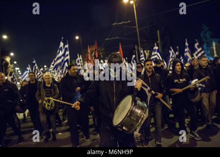 Athen, Griechenland. 05. März 2018: Anhänger der Griechischen rechtsextremen Partei 'Golden Dawn' Protest gegen die türkische Politik mit griechischen Fahnen. Unter anderen, sie protestieren gegen die Festnahme von zwei griechischen Soldaten, die die Grenze mit der Türkei am 1. März gekreuzt und erklärten, dass sie verloren gegangen sind. Ein türkisches Gericht setzte sie in Untersuchungshaft wegen des Verdachts auf versuchten, militärische Spionage am 2. März. Foto: Sokrates Baltagiannis/dpa Quelle: dpa Picture alliance/Alamy leben Nachrichten Stockfoto