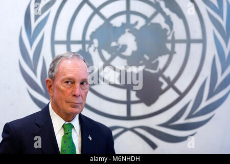 Vereinten Nationen. 5 Mär, 2018. Der ehemalige Bürgermeister von New York Michael Bloomberg ist auf das UN-Hauptquartier in New York gesehen, am 5. März 2018. Michael Bloomberg als Sonderbeauftragter des UN-Generalsekretärs Antonio Guterres für Klimaschutz ernannt worden ist, die UN-Pressedienst am Montag gesagt. Credit: Li Muzi/Xinhua/Alamy leben Nachrichten Stockfoto