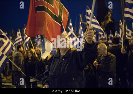 Athen, Griechenland. 05. März 2018: Anhänger der Griechischen rechtsextremen Partei 'Golden Dawn' Protest gegen die türkische Politik mit griechischen Fahnen und Flaggen ihrer Partei (rot-schwarz). Unter anderen, sie protestieren gegen die Festnahme von zwei griechischen Soldaten, die die Grenze mit der Türkei am 1. März gekreuzt und erklärten, dass sie verloren gegangen sind. Ein türkisches Gericht setzte sie in Untersuchungshaft wegen des Verdachts auf versuchten, militärische Spionage am 2. März. Foto: Sokrates Baltagiannis/dpa Quelle: dpa Picture alliance/Alamy leben Nachrichten Stockfoto