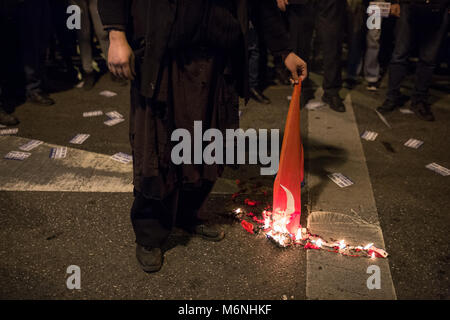 Athen, Griechenland. 05. März 2018: ein Verfechter der Griechischen rechtsextremen Partei 'Golden Dawn' brennt eine Türkische Flagge während einer Demonstration gegen das Flugverbot fuer die Politik. Unter anderen, sie protestieren gegen die Festnahme von zwei griechischen Soldaten, die die Grenze mit der Türkei am 1. März gekreuzt und erklärten, dass sie verloren gegangen sind. Ein türkisches Gericht setzte sie in Untersuchungshaft wegen des Verdachts auf versuchten, militärische Spionage am 2. März. Foto: Sokrates Baltagiannis/dpa Quelle: dpa Picture alliance/Alamy leben Nachrichten Stockfoto