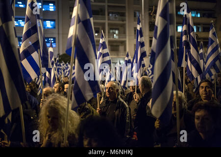 Athen, Griechenland. 05. März 2018: Anhänger der Griechischen rechtsextremen Partei 'Golden Dawn' Protest gegen die türkische Politik mit griechischen Fahnen. Unter anderen, sie protestieren gegen die Festnahme von zwei griechischen Soldaten, die die Grenze mit der Türkei am 1. März gekreuzt und erklärten, dass sie verloren gegangen sind. Ein türkisches Gericht setzte sie in Untersuchungshaft wegen des Verdachts auf versuchten, militärische Spionage am 2. März. Foto: Sokrates Baltagiannis/dpa Quelle: dpa Picture alliance/Alamy leben Nachrichten Stockfoto