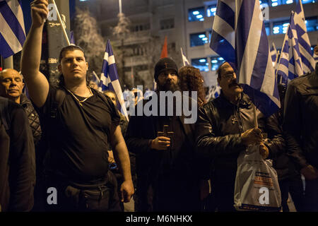 Athen, Griechenland. 05. März 2018: Anhänger der Griechischen rechtsextremen Partei 'Golden Dawn' Protest gegen die türkische Politik mit griechischen Fahnen. Unter anderen, sie protestieren gegen die Festnahme von zwei griechischen Soldaten, die die Grenze mit der Türkei am 1. März gekreuzt und erklärten, dass sie verloren gegangen sind. Ein türkisches Gericht setzte sie in Untersuchungshaft wegen des Verdachts auf versuchten, militärische Spionage am 2. März. Foto: Sokrates Baltagiannis/dpa Quelle: dpa Picture alliance/Alamy leben Nachrichten Stockfoto