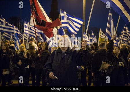 Athen, Griechenland. 05. März 2018: Anhänger der Griechischen rechtsextremen Partei 'Golden Dawn' Protest gegen die türkische Politik mit griechischen Fahnen und Flaggen ihrer Partei (rot-schwarz). Unter anderen, sie protestieren gegen die Festnahme von zwei griechischen Soldaten, die die Grenze mit der Türkei am 1. März gekreuzt und erklärten, dass sie verloren gegangen sind. Ein türkisches Gericht setzte sie in Untersuchungshaft wegen des Verdachts auf versuchten, militärische Spionage am 2. März. Foto: Sokrates Baltagiannis/dpa Quelle: dpa Picture alliance/Alamy leben Nachrichten Stockfoto