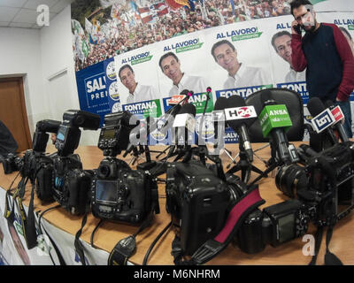 Januar 4, 2013 - Mailand, Italy-March 5,2018: Journalisten in der Zentrale der Lega Nord politische Partei nach dem italienischen Vorwahlen in Mailand (Credit Bild: © Stefano Guidi über ZUMA Draht) Stockfoto