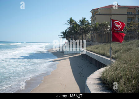 Lantana, Florida, USA. 5 Mär, 2018. Hohe Wellen am Strand bei Ebbe am städtischen Strand in Lantana Lantana, Fla., auf Montag, 5. März 2018. Quelle: Andres Leiva/der Palm Beach Post/ZUMA Draht/Alamy leben Nachrichten Stockfoto