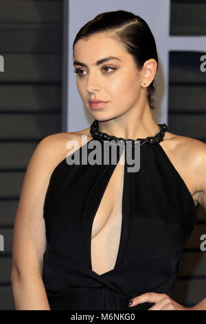 Charli XCX Teilnahme an die 2018 Vanity Fair Oscar Partei gehostet von radhika Jones an Wallis Annenberg Center für Darstellende Künste am 4. März in Beverly Hills, Kalifornien 2018. | Verwendung weltweit Stockfoto