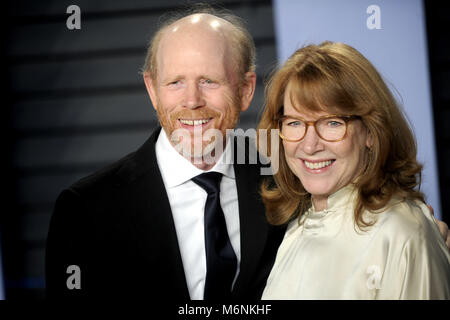 Ron Howard und Cheryl Howard die Teilnahme an der 2018 Vanity Fair Oscar Partei gehostet von radhika Jones an Wallis Annenberg Center für Darstellende Künste am 4. März in Beverly Hills, Kalifornien 2018. | Verwendung weltweit Stockfoto