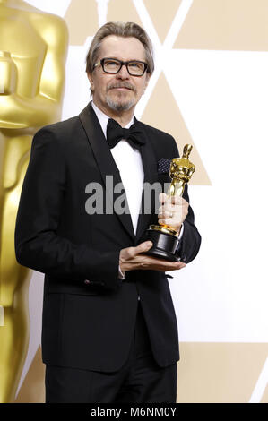 Hollywood, Kalifornien. 4 Mär, 2018. Gary Oldman, Award Gewinner für den besten Darsteller in einer Hauptrolle", stellt in der Presse Zimmer auf der 90. jährlichen Academy Awards in Hollywood & Highland Center am 4. März in Hollywood, Kalifornien 2018. | Verwendung der weltweiten Kredit: dpa/Alamy leben Nachrichten Stockfoto