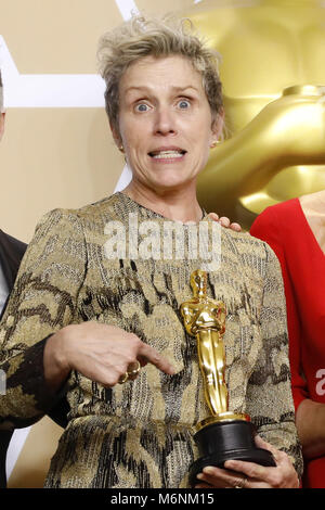 Hollywood, Kalifornien. 4 Mär, 2018. Frances McDormand, Preisträger für die "Beste Hauptdarstellerin", stellen in der Presse Zimmer auf der 90. jährlichen Academy Awards in Hollywood & Highland Center am 4. März in Hollywood, Kalifornien 2018. | Verwendung der weltweiten Kredit: dpa/Alamy leben Nachrichten Stockfoto