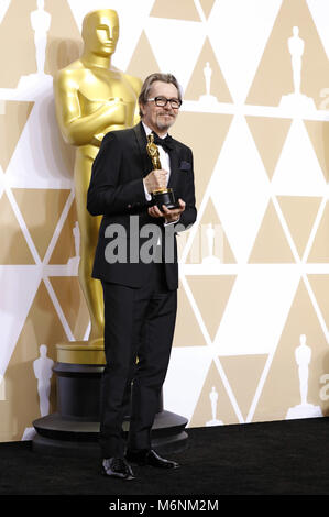 Hollywood, Kalifornien. 4 Mär, 2018. Gary Oldman, Award Gewinner für den besten Darsteller in einer Hauptrolle", stellt in der Presse Zimmer auf der 90. jährlichen Academy Awards in Hollywood & Highland Center am 4. März in Hollywood, Kalifornien 2018. | Verwendung der weltweiten Kredit: dpa/Alamy leben Nachrichten Stockfoto