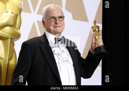 Hollywood, Kalifornien. 4 Mär, 2018. James Ivory, Award für das "Beste Drehbuch" angepasst, stellt in der Presse Zimmer auf der 90. jährlichen Academy Awards in Hollywood & Highland Center am 4. März in Hollywood, Kalifornien 2018. | Verwendung der weltweiten Kredit: dpa/Alamy leben Nachrichten Stockfoto