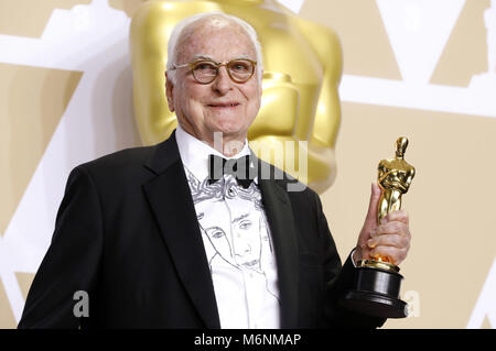 Hollywood, Kalifornien. 4 Mär, 2018. James Ivory, Award für das "Beste Drehbuch" angepasst, stellt in der Presse Zimmer auf der 90. jährlichen Academy Awards in Hollywood & Highland Center am 4. März in Hollywood, Kalifornien 2018. | Verwendung der weltweiten Kredit: dpa/Alamy leben Nachrichten Stockfoto