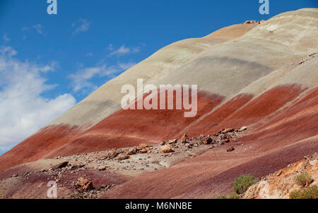 Capitol Reef, Central Florida, USA. Blick von der Straße auf die großen roten und gelben Lehm Hügel mit schöner Wolken im blauen Himmel. Farbige Felsen und Tone Stockfoto